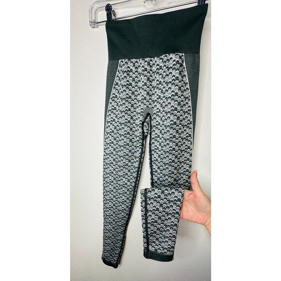 Gymshark Olive Green Booty Enhancing Leggings XS – High Waist Arrow Print - Picture 1 of 12